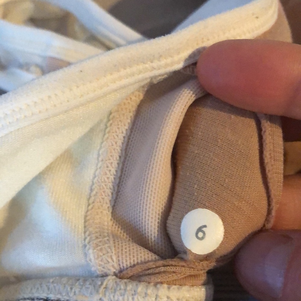 - Rare Lululemon sports bra size 6 🌸 - Picture 7 of 7